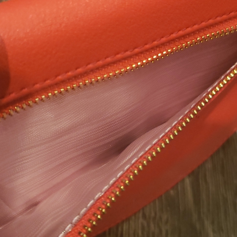 Beautiful RED Bandõ Wristlet Clutch - Picture 8 of 10
